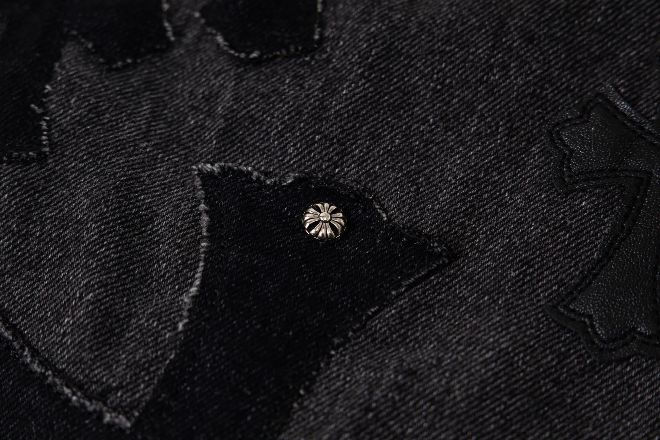 P300 💰 (Top version) Chrome Hearts Black Pinduo Black Leather Big Devil Cow King jeans. CH jeans need to be washed and then disassembled and hand-stitched with sheepskin cross leather and then spliced to complete. The whole process is too complicated to describe. About Chrome Hearts This is an extremely luxurious fashion brand that can also be called the nobility of the high street. It has always been an exclusive brand for some hipsters or the rich second generation. Compared with ordinary high streets, it is more luxurious and noble. Compared with luxury brands, it has a more fashionable personality. It has always been a brand that I have a special liking for. Color: black Size: 28-30-32-34-36 (corresponding to S-M-L-XL-XXL)